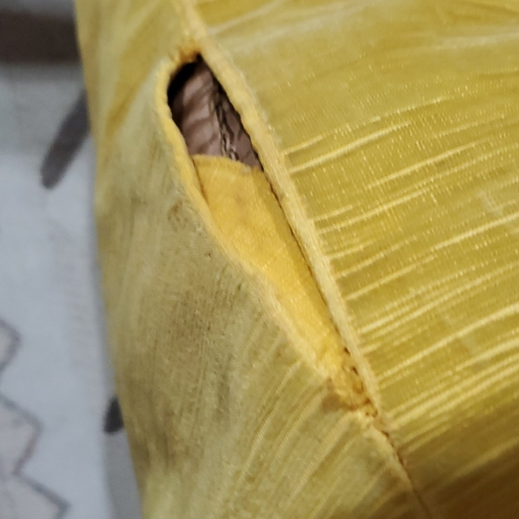 Gold decorative Pillow - Picture 5 of 5